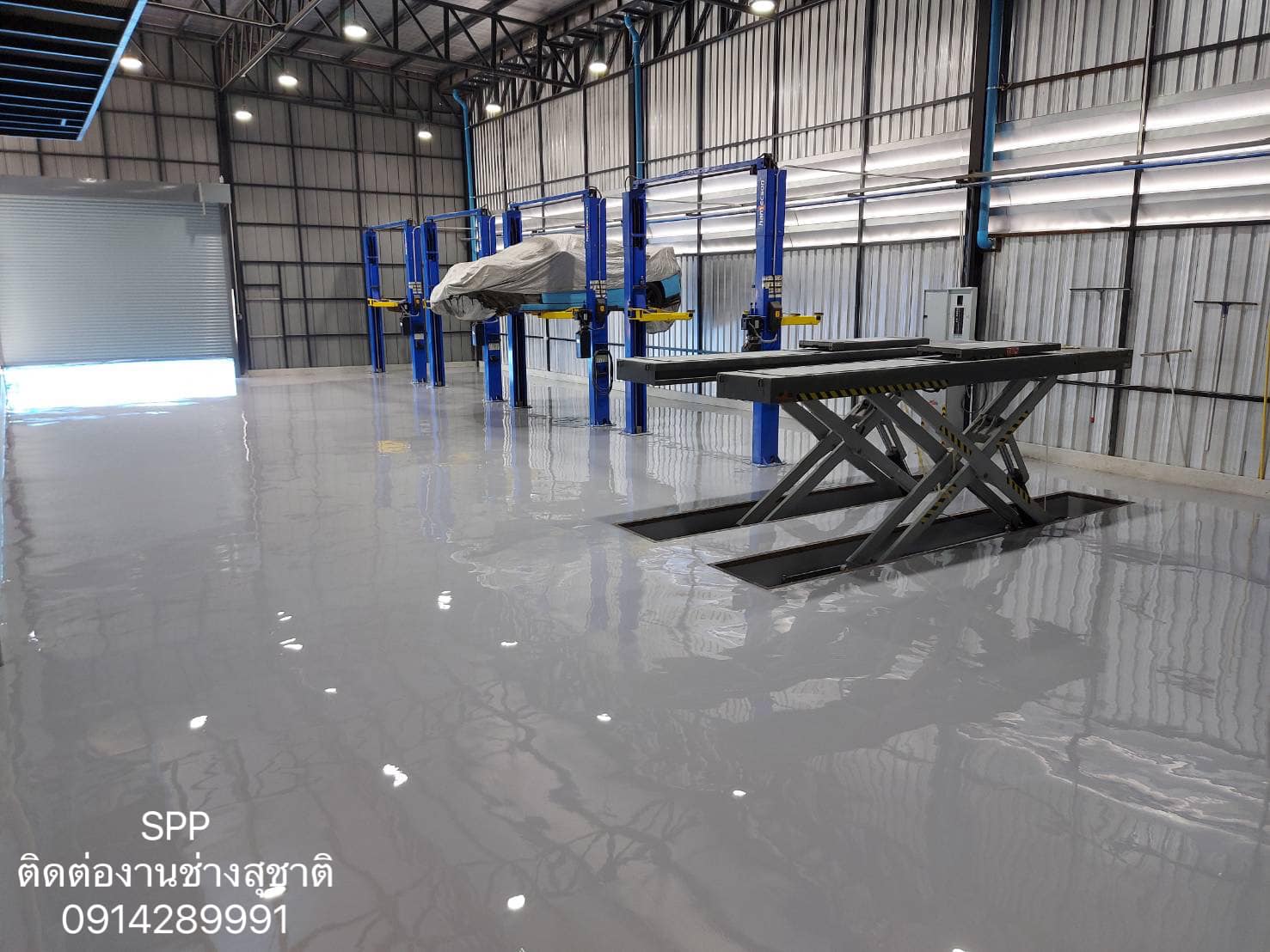 งานเคลือบพื้นผิว EPOXY SELF 3mm. พิกัด โชว์รูมรถหรูย่านเกษตรนวมินทร์ 